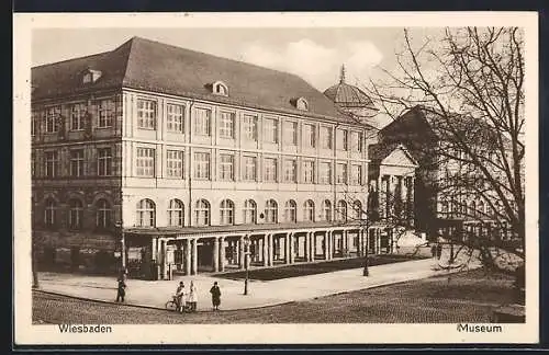 AK Wiesbaden, Strassenpartie am Museum