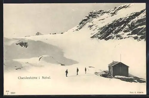 AK Claridenhütte, Berghütte im Nebel