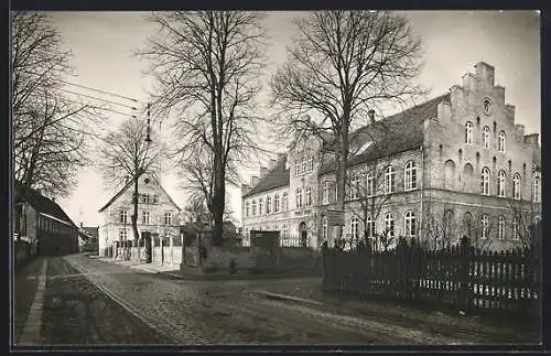 AK Haderslev, Strassenpartie mit Schule