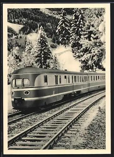 AK Fernschnelltriebwagen der Deutschen Bahn vorbei am schneebeckten Wald