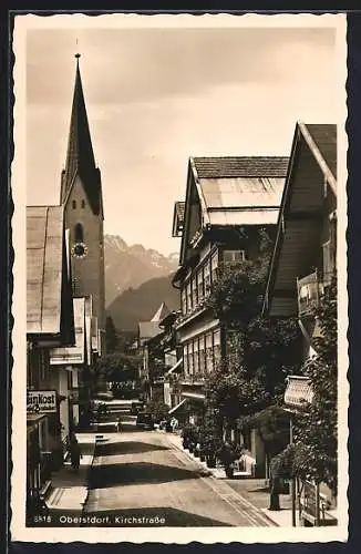 AK Oberstdorf, Kirchstrasse mit Passanten