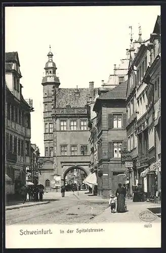 AK Schweinfurt, Passanten in der Spitalstrasse mit Tor