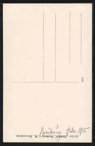 AK Dame mit einem Terrier auf einem Podest