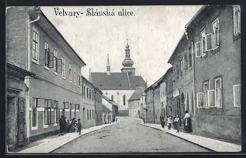 AK Velvary, Slánská ulice, Strassenpartie mit Blick zur Kirche