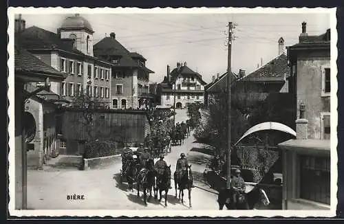 AK Biere, Strassenpartie mit Gebäudeansicht u. Soldaten in Uniformen auf Pferden