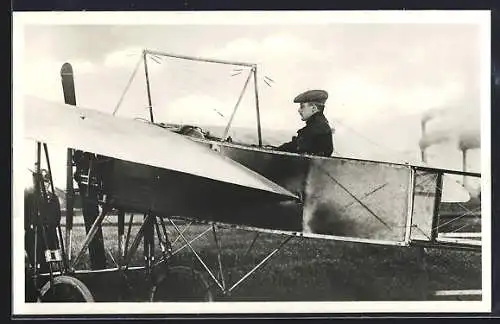 AK Flug-Pionier Jan Kaspara in seinem Flugzeug