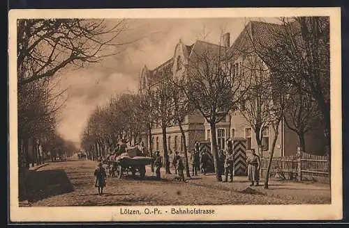 AK Lötzen, Bahnhofstrasse mit Soldaten