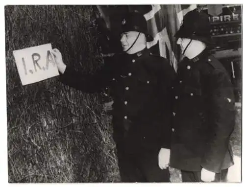 Fotografie Schostal, Ansicht Quebec / Kanada, Polizei entfernt Plakat der I.R.A. Irisch-Republikanischen-Armee