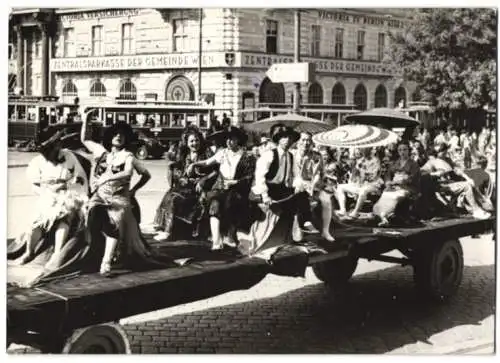 Fotografie Doliwa, Ansicht Wien, Festwagen des Zirkus Sarrasani vor der Zentral-Sparkasse