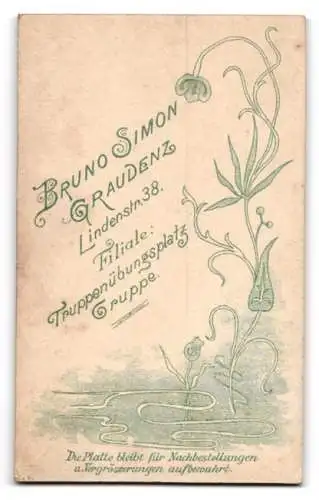 Fotografie Bruno Simon, Graudenz, Lindenstr. 38, Soldat in Uniform mit Mütze Bajonett und Blumenarrangement