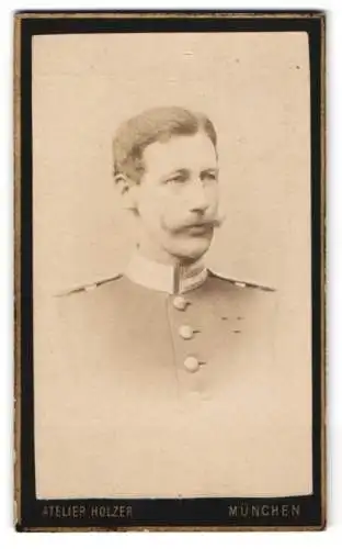 Fotografie Atelier Holzer, München, Schommerstrasse 17 a, Garde-Soldat im Porträt