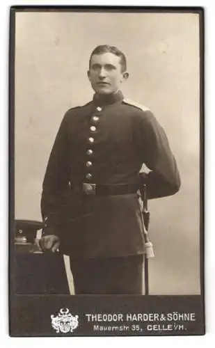 Fotografie Theodor Harder &amp Söhne, Celle, Mauernstrasse 35, Soldat in Uniform mit Bajonett & Portepee