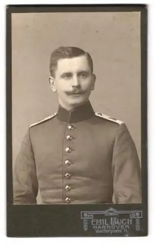 Fotografie Emil Buch, Hannover, Welfenplatz 11, Soldat in Uniform mit Schulterstück Rgt. 74