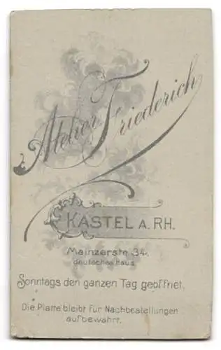 Fotografie Karl Friedrich, Kastel A. RH., Mainzerstr. 34, Soldat in Uniform mit Mantel und Schirmmütze