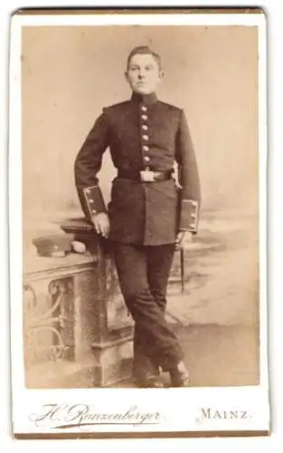 Fotografie H. Ranzenberger, Mainz, junger Soldat in Uniform mit Bajonett