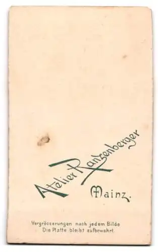 Fotografie H. Ranzenberger, Mainz, junger Soldat in Uniform mit Bajonett