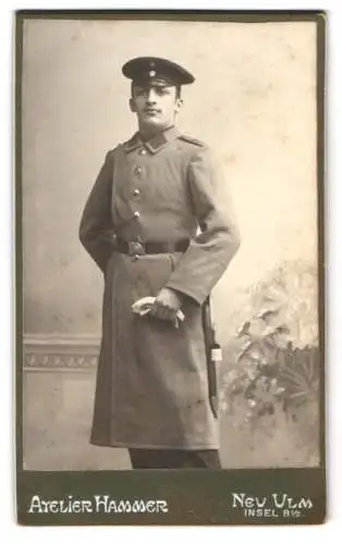 Fotografie Atelier Hammer, Neu-Ulm, Insel 8½, Soldat in Uniform mit Mantel, Bajonett, Schulterstück Rgt. 12