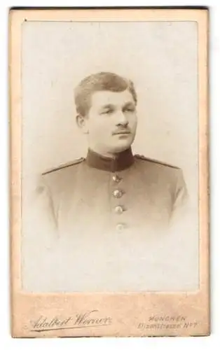 Fotografie Adalbert Werner, München, Elisenstrasse 7, Porträt eines Soldaten in Uniform