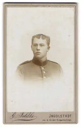 Fotografie J. Feldle, Ingolstadt, vis-à-vis dem Kriegerdenkmal, Porträt eines jungen Soldaten in Uniform