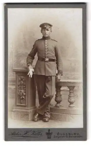 Fotografie Atelier Hans Keller, Augsburg, Singerstrasse 12a, Soldat in Uniform mit Schirmmütze