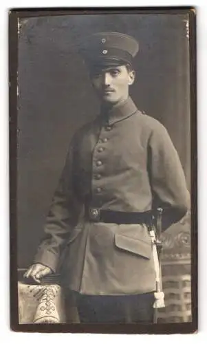 Fotografie Willy Jähne, Neuss, Crefelderstr. 17, Soldat in Uniform mit Bajonett & Schlagband