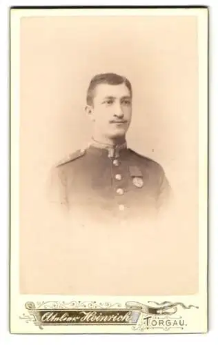 Fotografie Atelier Heinrich, Torgau, Portrait Uffz. in Uniform mit Orden, Rgt. 72