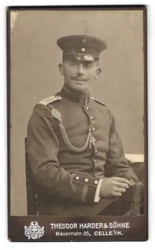 Fotografie Theodor Harder &amp Söhne, Celle, Mauernstrasse 35, Uffz. in Uniform mit Schützenschnur, Rgt. 22