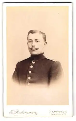 Fotografie E. Rohrmann, Hannover, Heinrichstr. 15, Porträt eines Soldaten in Uniform, Rgt. 73