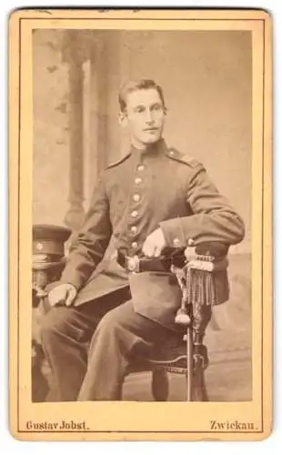 Fotografie Gustav Jobst, Zwickau, äussere Schneebergerstrasse 12, Soldat in Uniform mit Bajonett & Portepee, Rgt. 133