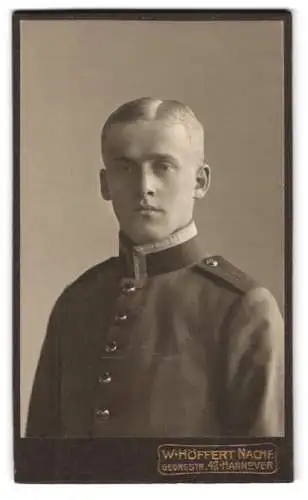 Fotografie W. Höffert Nachf., Hannover, Georgstrasse 42, Porträt eines jungen Uffz. in Uniform, Rgt. 20