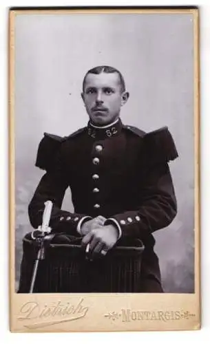 Fotografie Atelier Dietrich, Montargis, Avenue de la Gare, französischer Soldaten in Uniform mit Bajonett, Rgt. 82