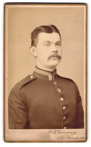 Fotografie R. Kleemann, Minden, Marienstrasse 20, Porträt eines Uffz. in Uniform, Rgt. 82