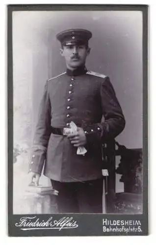 Fotografie Friedrich Alfeis, Hildesheim, Bahnhofsplatz 5, Soldat in Uniform mit Bajonett, Rgt. 79