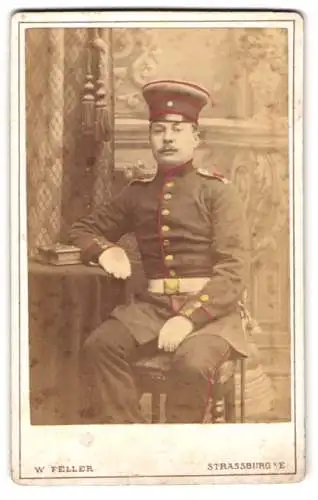 Fotografie W. Feller, Strassburg, Alter Fischmarkt 44, Artillerist in Uniform mit Schirmmütze, koloriert