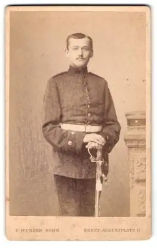 Fotografie F. Wunder Sohn, Hannover, Ernst-Augustplatz 6, Soldat in Uniform mit Säbel