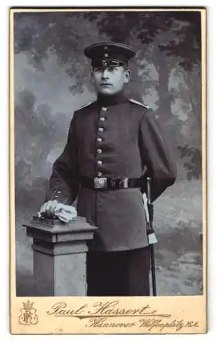 Fotografie Paul Hassert, Hannover, Welfenplatz 16A, Soldat in Uniform mit Bajonett & Portepee