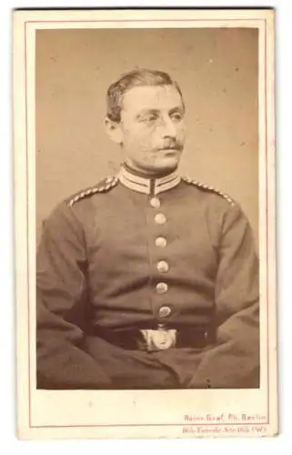 Fotografie Heinr. Graf, Berlin, Friedrichstrasse 165, Garde-Soldat Einjährig Freiwilliger in Uniform