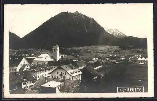 AK Reutte, Teilansicht mit Bergen