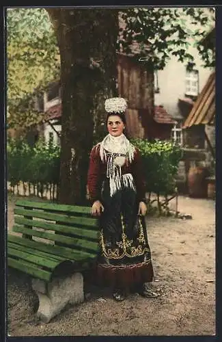 AK Mädchen von Schapbach im Hochzeitsschmuck, Bank