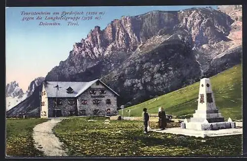 AK Touristenheim am Pordoijoch, Berghütte gegen die Langkofelgruppe, Dolomiten