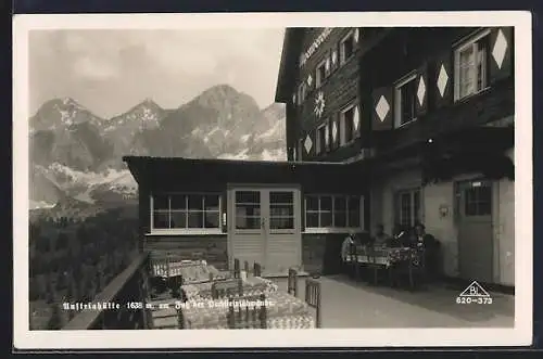 AK Austriahütte am Fuss der Dachsteinsüdwände, Leute am Tisch