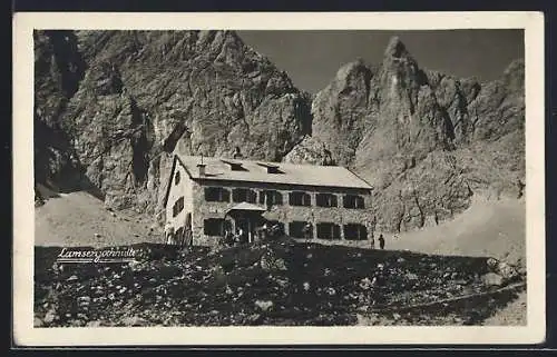 AK Lamsenjochhütte vor schroffen Felswänden