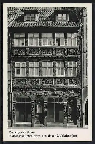 AK Wernigerode /Harz, Holzgeschnitztes Haus aus dem 17. Jahrhundert