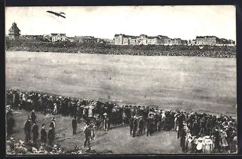 AK Pégouduv vzlet v Praze, Kunstflieger beim Abheben über der Menschenmenge 1913