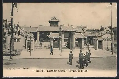 AK Marseille, Exposition Coloniale 1906, Pavillon du Tonkin mit Leuten, Ausstellung