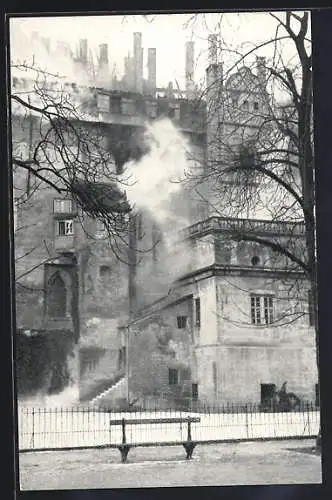 AK Stuttgart, Brand des alten Schlosses im Dezember 1931, Brennende Mittelfront vom Karlsplatz aus gesehen