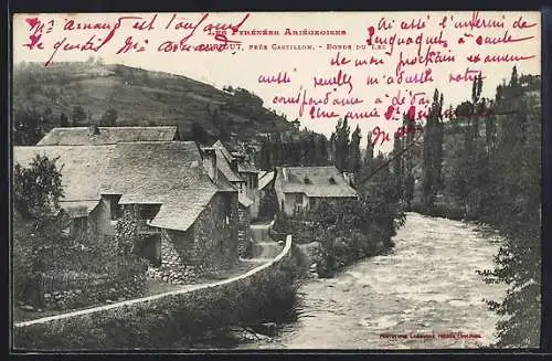 AK Ourjout, Bords du Lez avec maisons pittoresques et collines des Pyrénées Ariégeoises