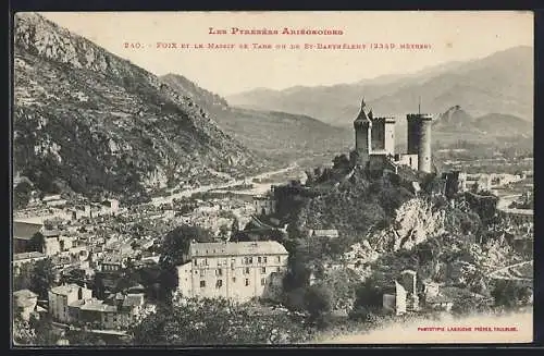 AK Foix, Vue du château et du Massif de Tabe (2349 m) dans les Pyrénées Ariégeoises