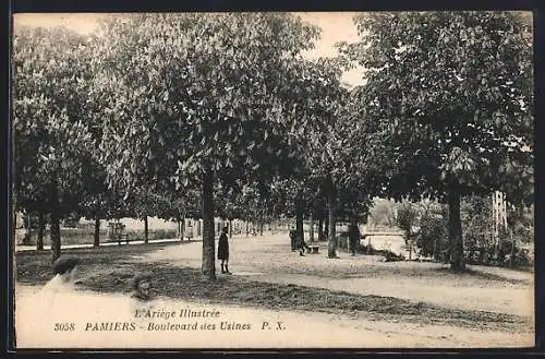 AK Pamiers, Boulevard des Usines avec allée ombragée et promeneurs