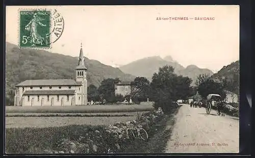 AK Ax-les-Thermes, Église et route avec calèches et montagnes en arrière-plan